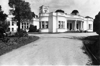 Billilla-Brighton-front entrance