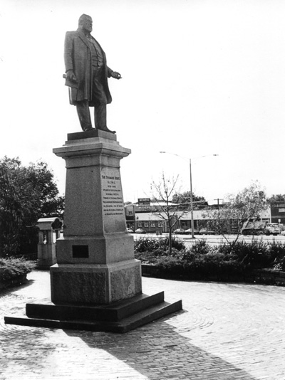 Sir Thomas Bent statue current position 
