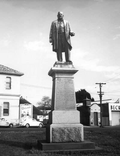 Sir Thomas Bent statue 