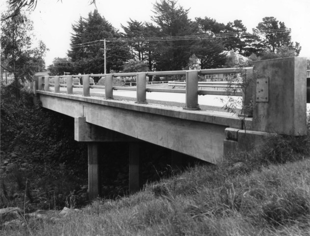 Soldiers Road bridge at Beaconsfield