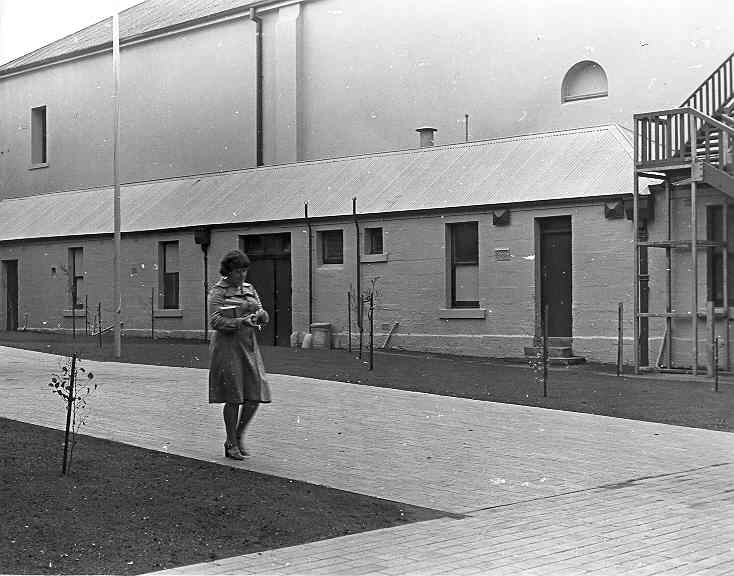 [Walking woman]