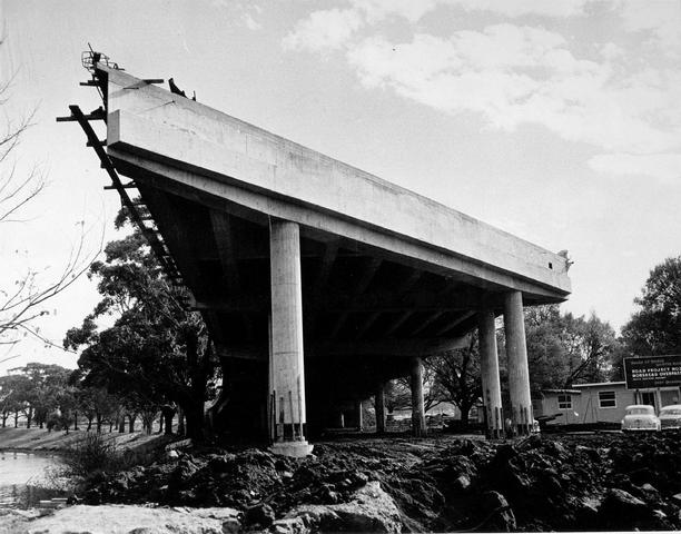 Construction of Morshead overpass 