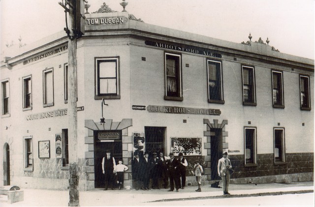 Under 18 09a past: Court House Hotel, North Melbourne
