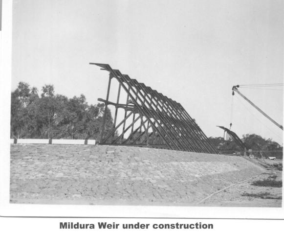 Mildura Weir under construction.