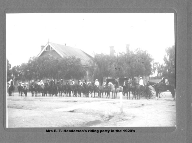 Mrs E T Hendersons riding party, Mildura.