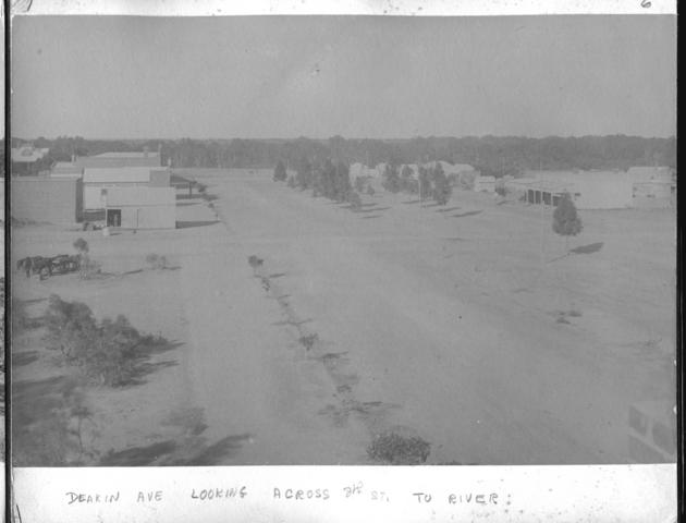 Deakin Avenue , looking across 8th Street to River, Mildura.