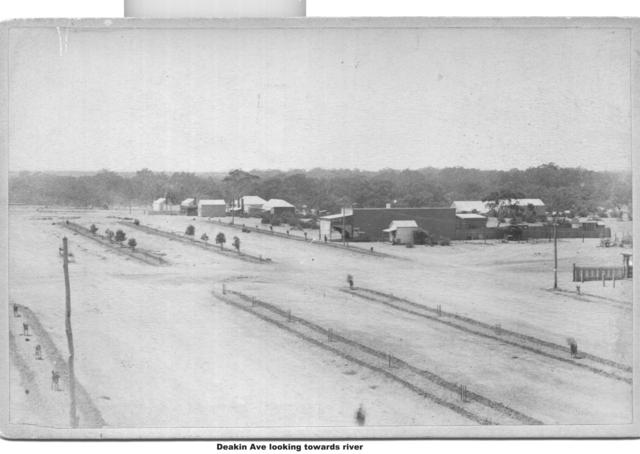 Deakin Avenue looking towards River Murray, Mildura.