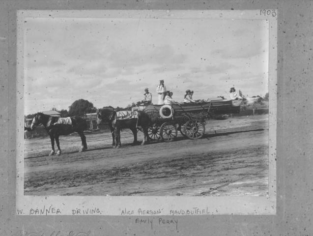 Group in Horse & cart, Mildura, 