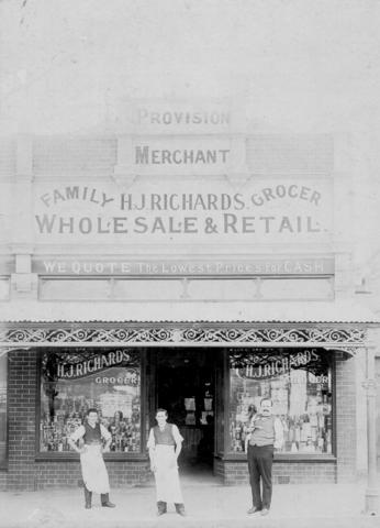  H. J. Richards Family Grocer