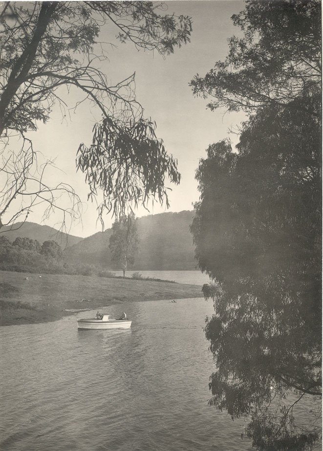 Boat on lake Eildon