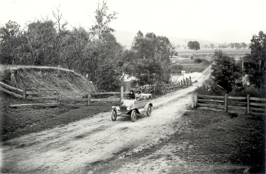 Ford car near Goulburn River bridge, Alexandra