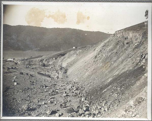 Sugarloaf dam. excavating Mt. Pinniger