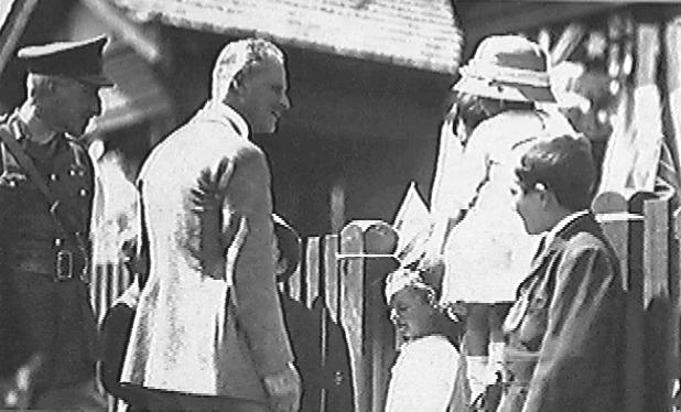 [General Sir William Birdwood visiting the War Widows' Homes in Ashleigh Street, Armadale]