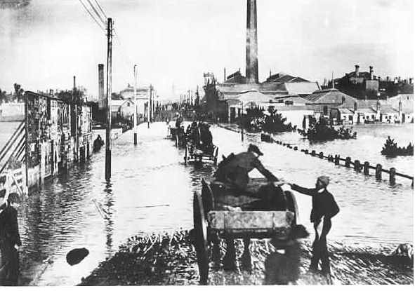 [flood waters in Chapel Street, north of Toorak Road]