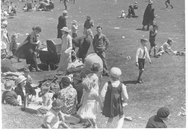 [people picnicing at Como Park on the day of its official opening]