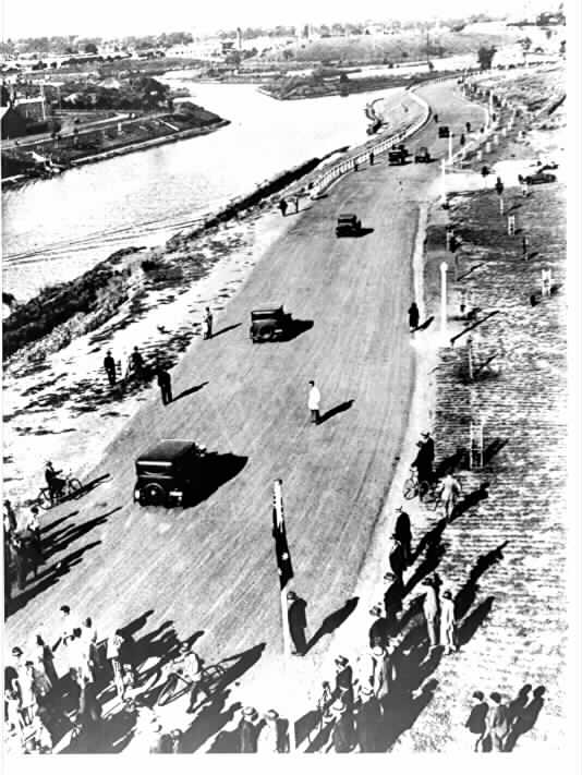 [Alexandra Avenue extension east of Chapel Street soon after completion]
