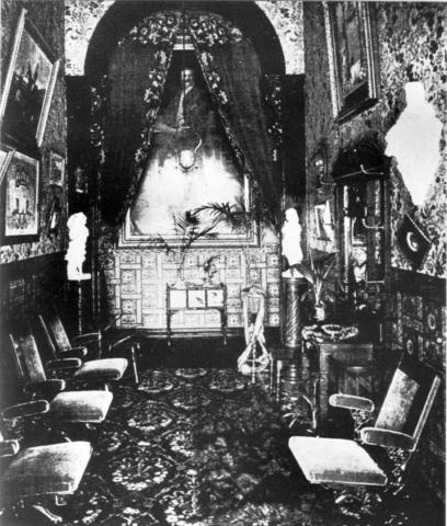The vestibule at 'Mikado'