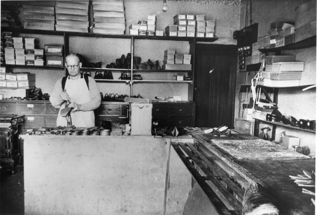 Arthur Knapp, Bootmaker, 309 St Georges Road, North Fitzroy