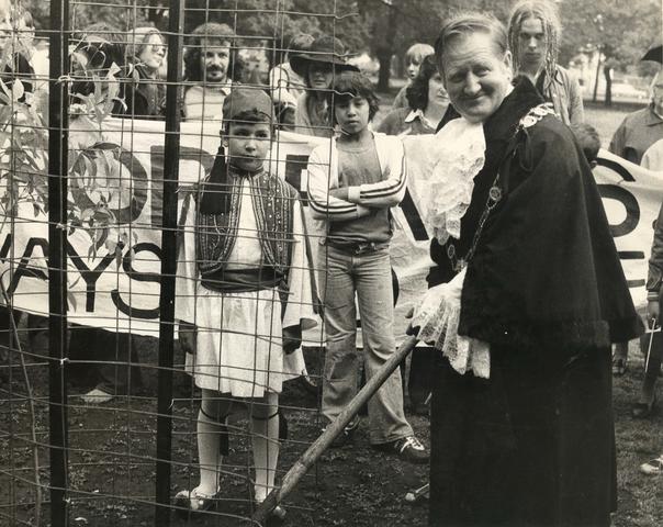 Eastern (F19) Freeway protest with Bill Peterson, Mayor