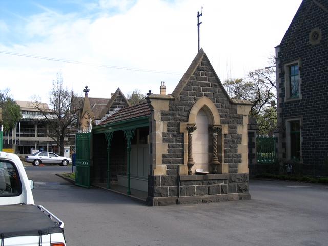 Melbourne General Cemetery: entrance shelter #2