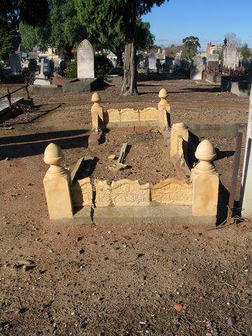 Melbourne General Cemetery grave with ceramic border #1