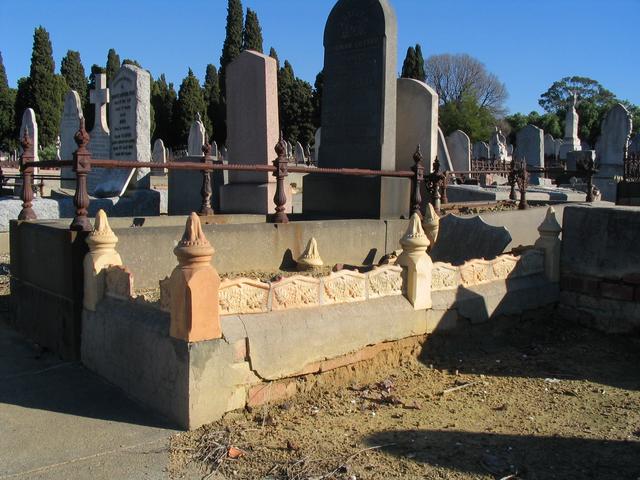 Melbourne General Cemetery grave with ceramic border #4