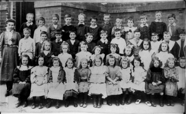 A class photo at Cambridge Street primary school