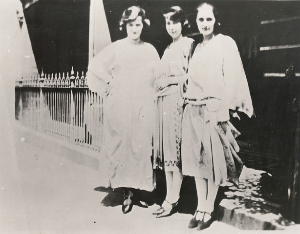 Ada May, Lillian and Jess Holmes, 24 King William Street, Fitzroy