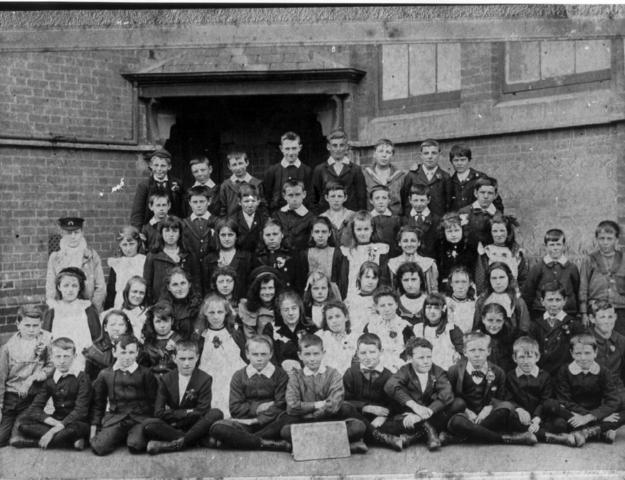 Class photo at Lithgow Street